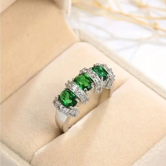 Emerald Green Stone Inspired Statement Ring - Picture 11 of 12